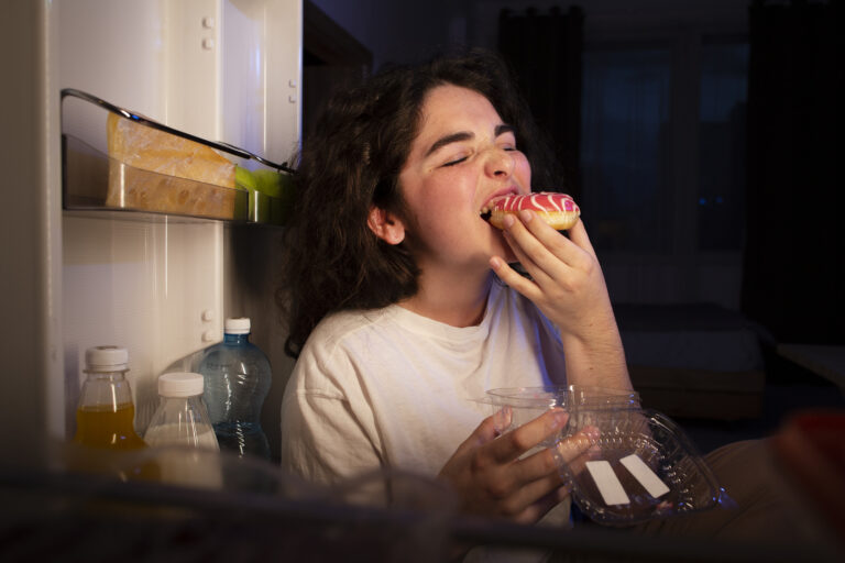 The Dark Side of Night-time Snacking